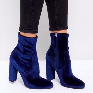 Steve Madden Edit Navy Blue Velvet Heeled Booties Size 8 Side Zip